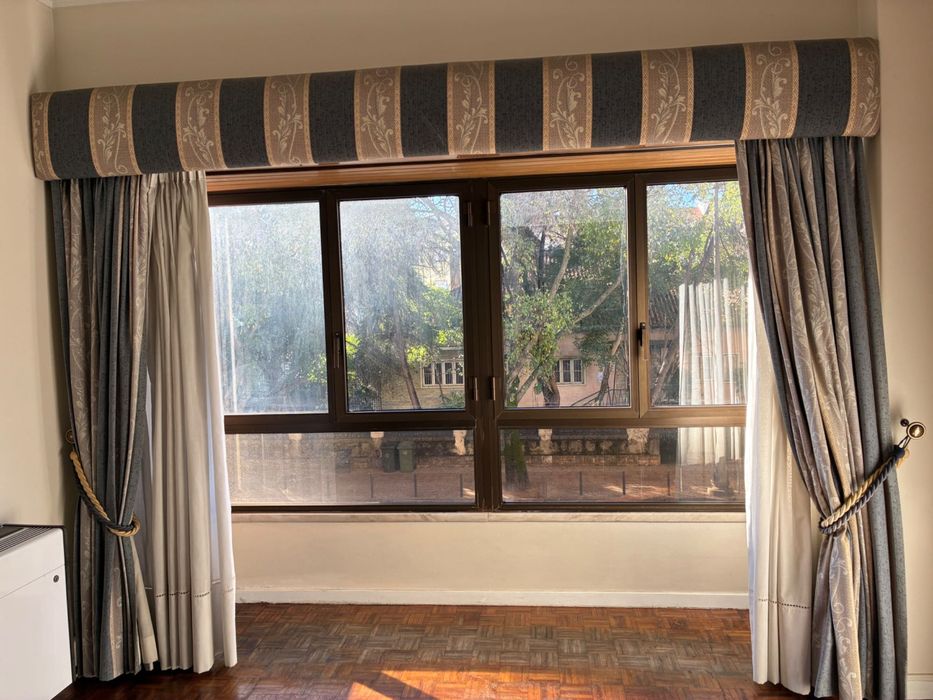 Cortinado e sanefa em ótimo estado.