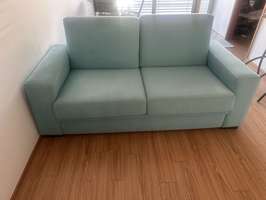Sofa azul claro de 2 lugares