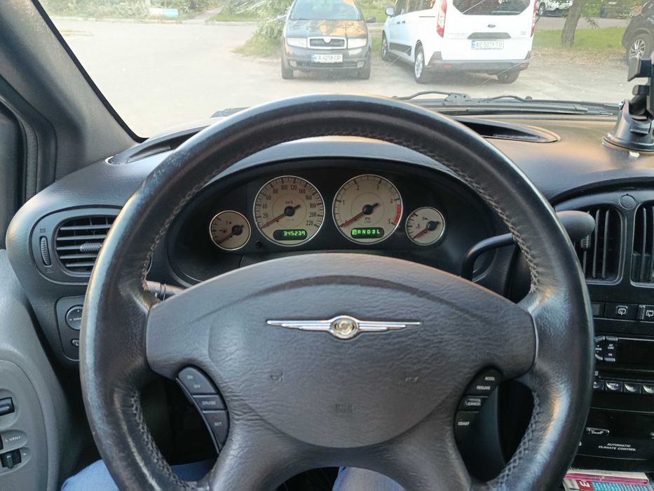 Класний Chrysler Voyager 2005