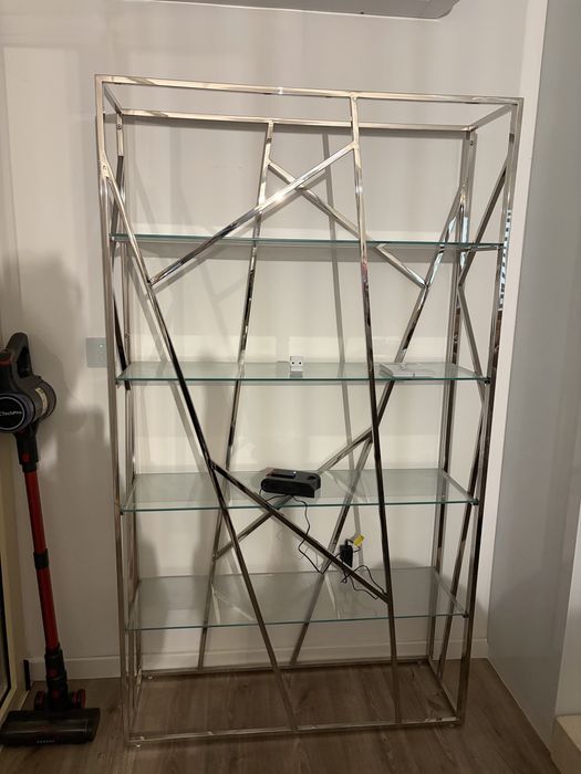 Estante em inox e vidro