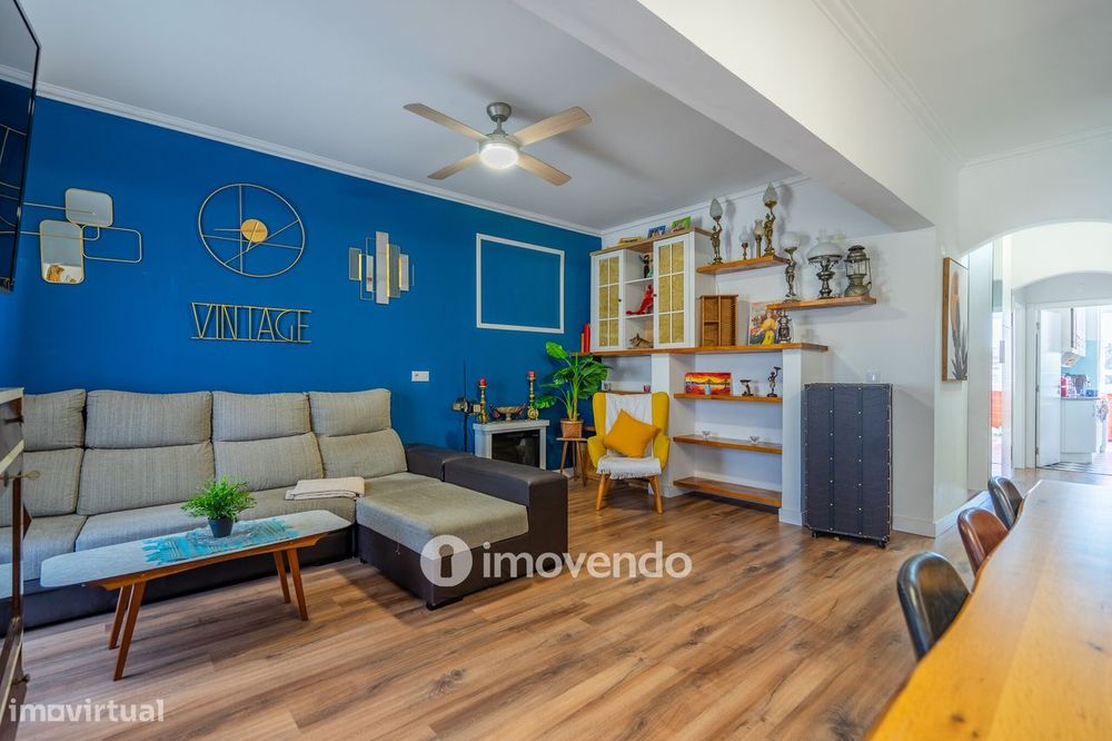 Apartamento T3+1 com áreas amplas e cozinha equipada, no Lumiar