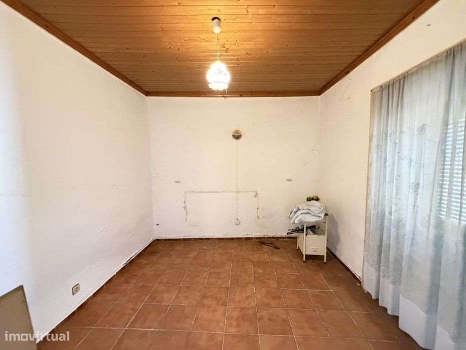 Conjunto de 3 Prédios para Recuperar em Manique do Intendente, Azam...