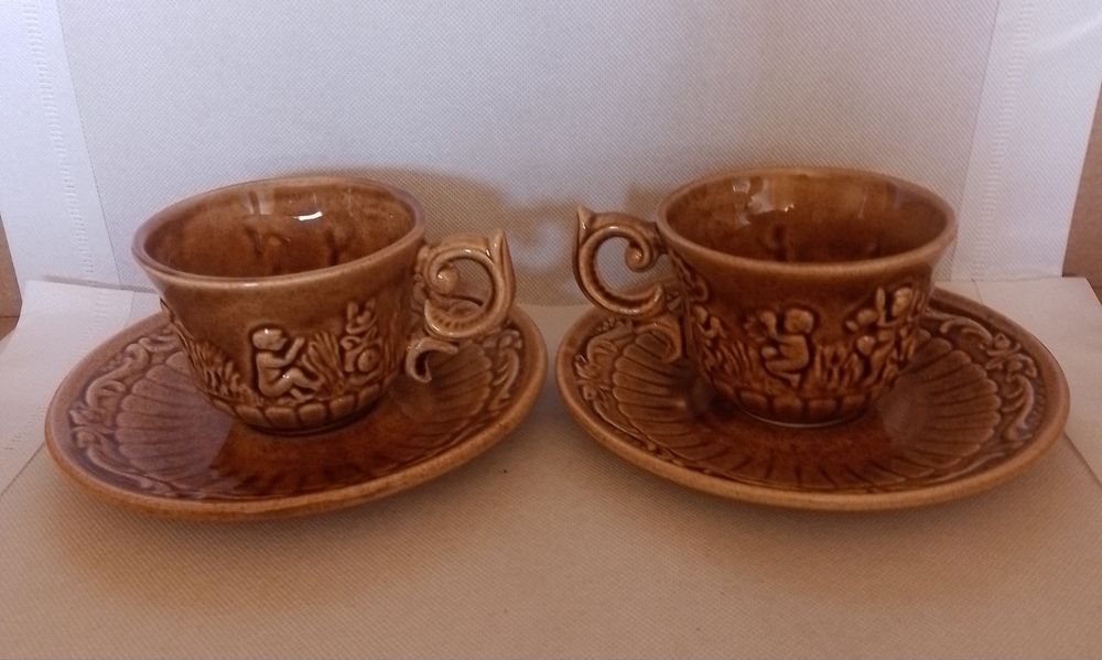 2 chávenas de chá com pires em cerâmica de Alcobaça