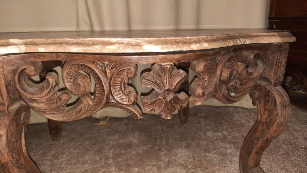 Столик з мрамором