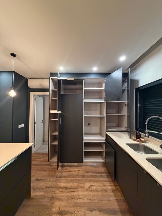 Cozinha completa  com ilha e com placa de indução