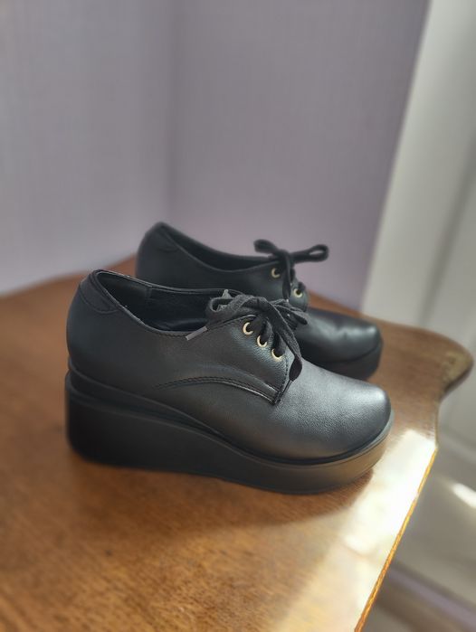 Туфлі натуральна шкіра 38 р на платформі/танкетці