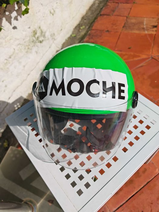 Capacete em bom estado, pode tirar autocolantes