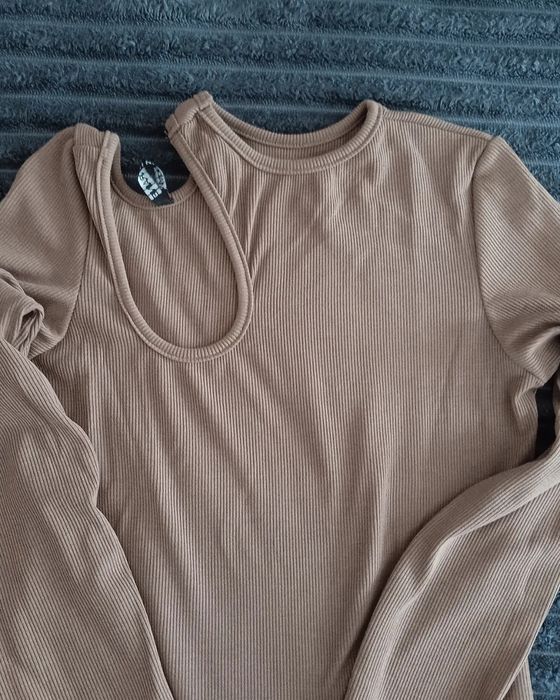 Довга сукня з вирізом