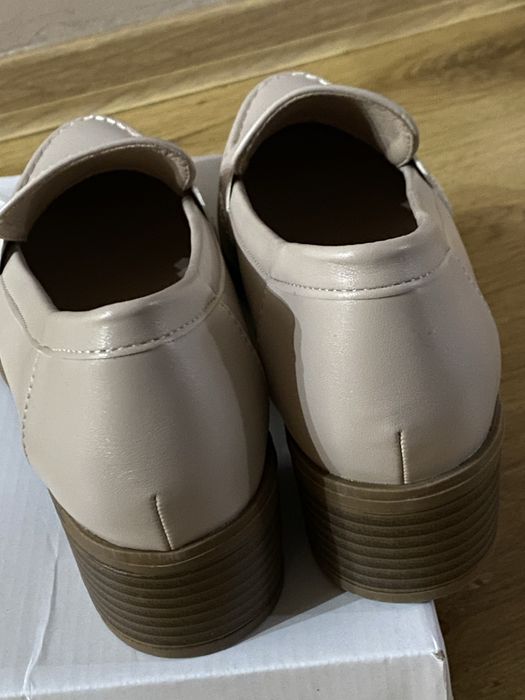 buty mokasyny na obcasie beżowe kremowe blady róż