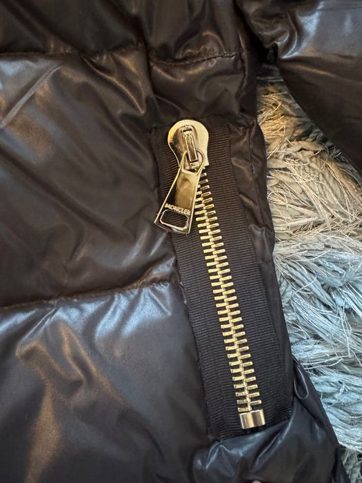 Czarna taliowana kurtka Moncler