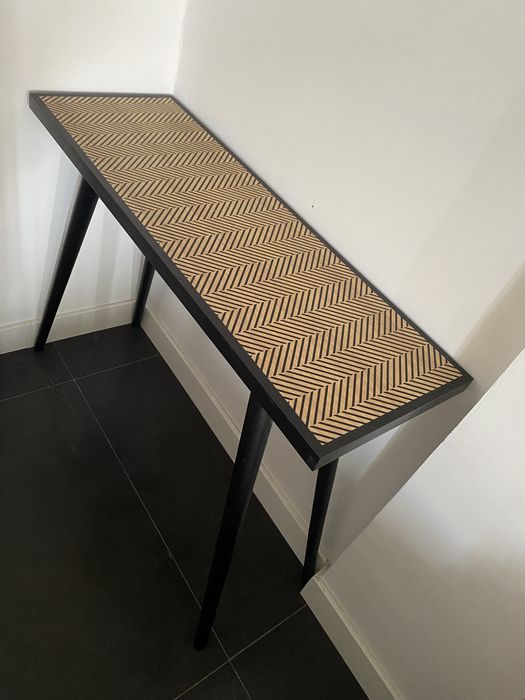 Mesa consola preta com espinhas