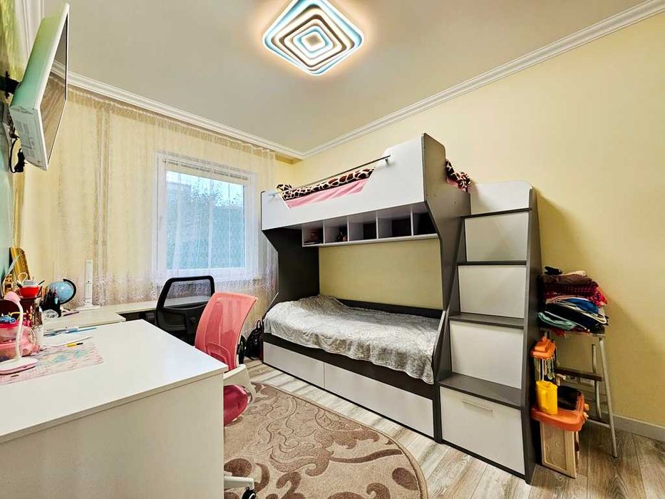 Продається житлова 3-кімнатна квартира на 2-поверсі біля парку...