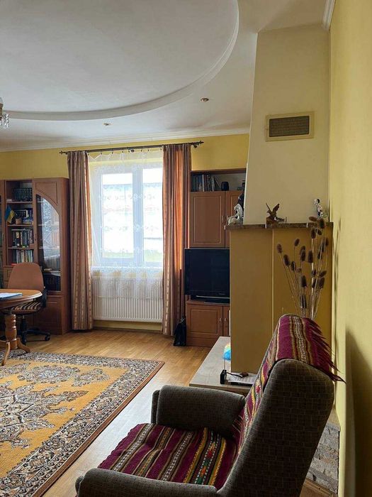 Продається  будинок з гаражем в Крихівцях.