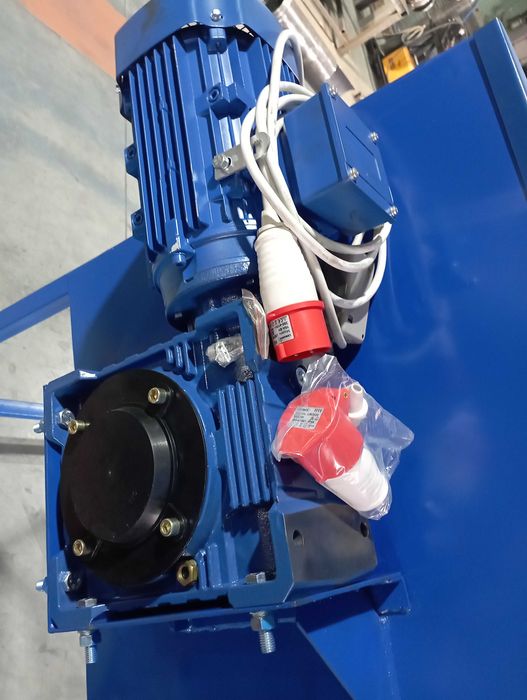 Змішувач кормів, сумішей,кормозмішувач горизонтальний