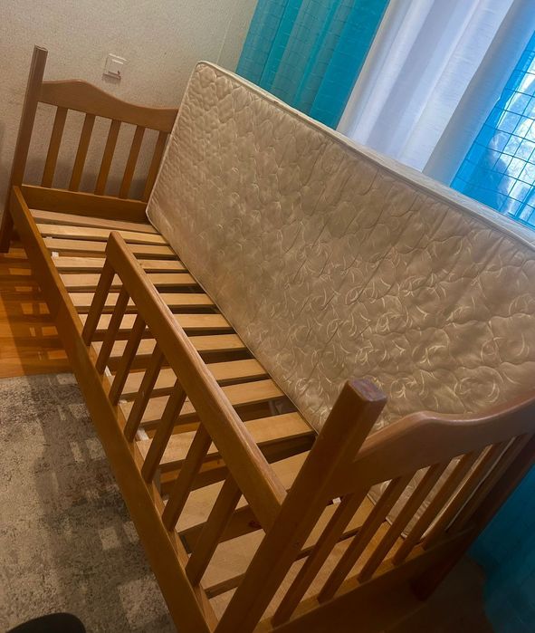 Двухповерхове дитяче дерев'яне ліжко