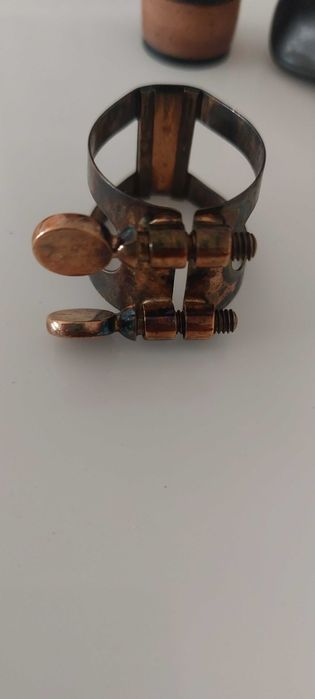 Abraçadeira e tapaboquilhas de clarinete