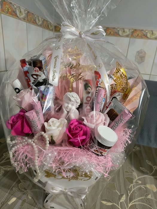 Kielich komunijny ze słodkościami