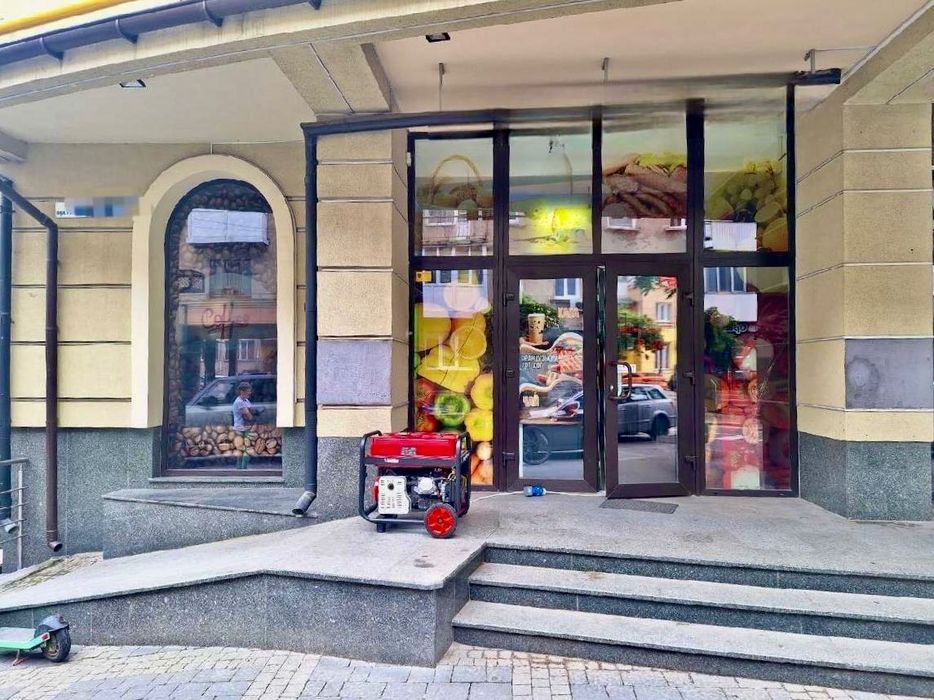 Продам комерційне ФАСАДНЕ приміщення у ЦЕНТРІ міста