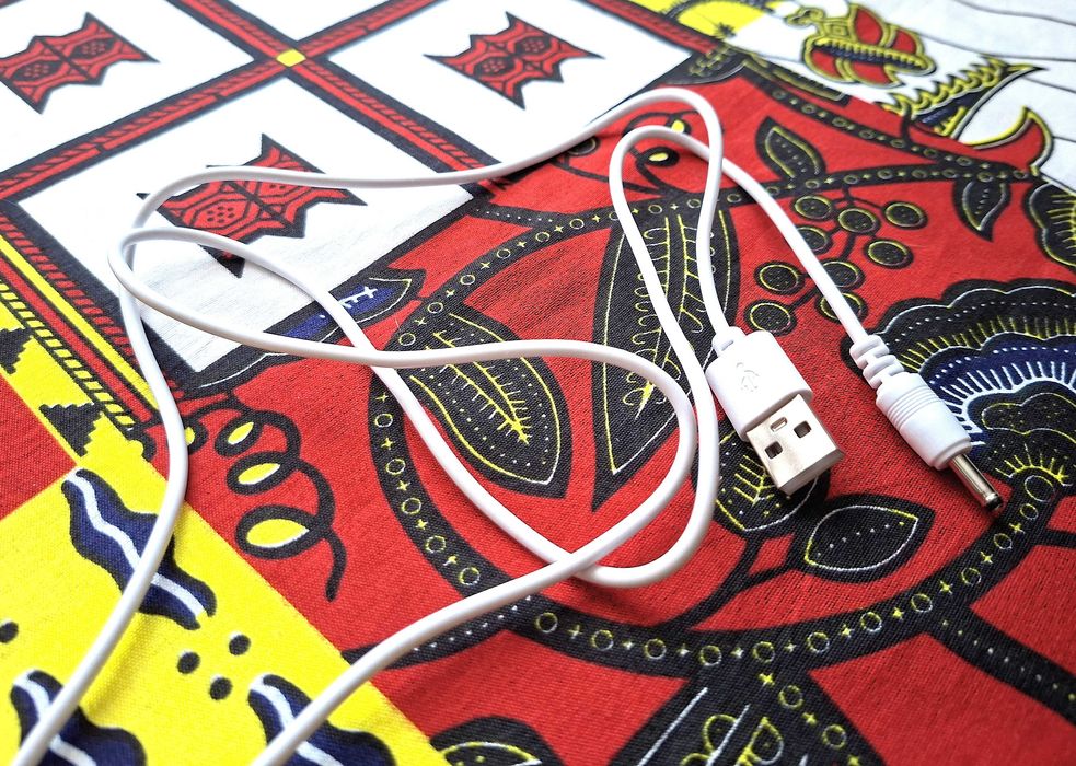 Kabel do ładowania (prawdopodobnie do projektora/lampki Astronaut)