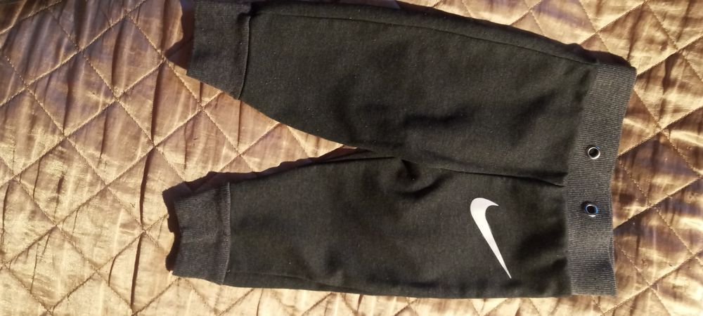 Szare spodnie Nike.