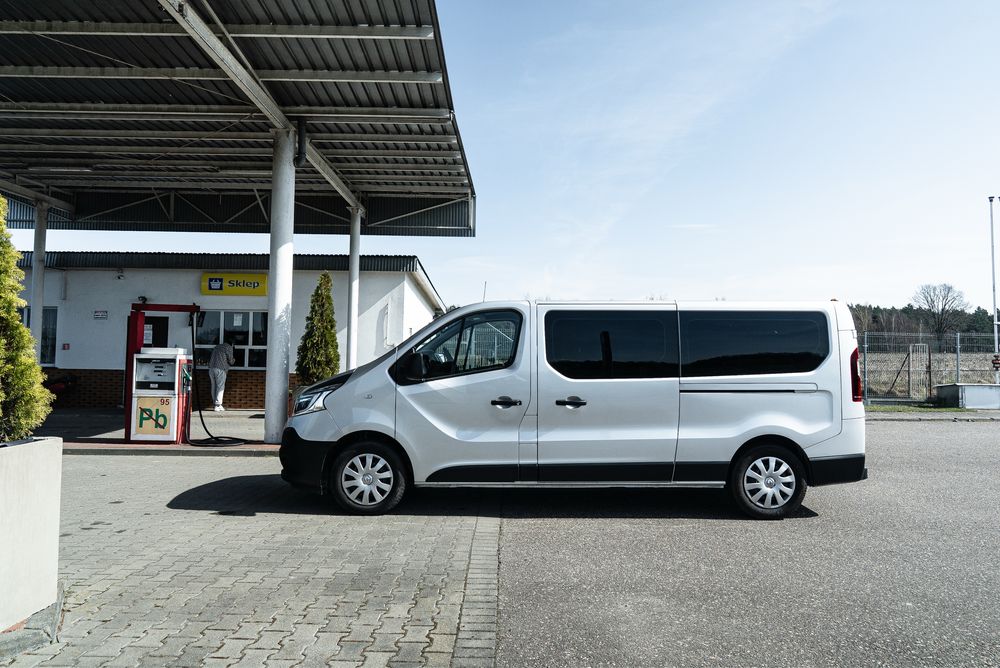 Bus 9-osobowy z kierowcą – przewóz osób & transfery lotniskowe