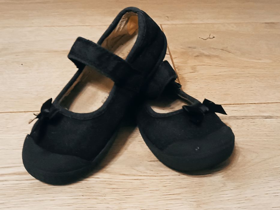 Buty / trampki / pantofle czarne z kokardką r.26