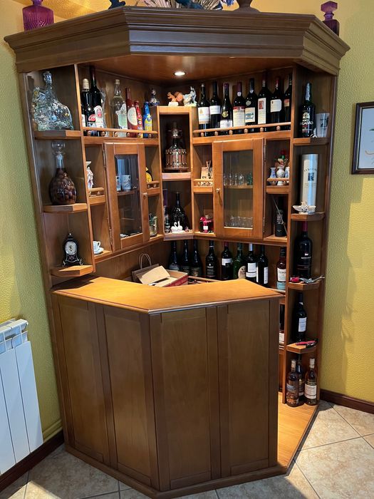 Bar de sala com duas cadeiras