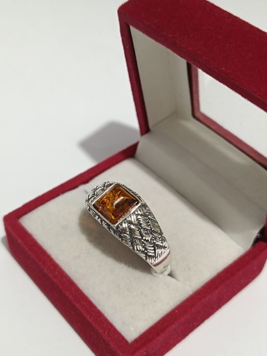 Srebrny pierścionek z herbacianym bursztynem roz.31 srebro próby 925