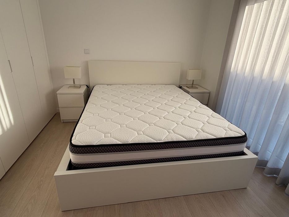 Cama Casal e Colchão e mesas de Cabeceira