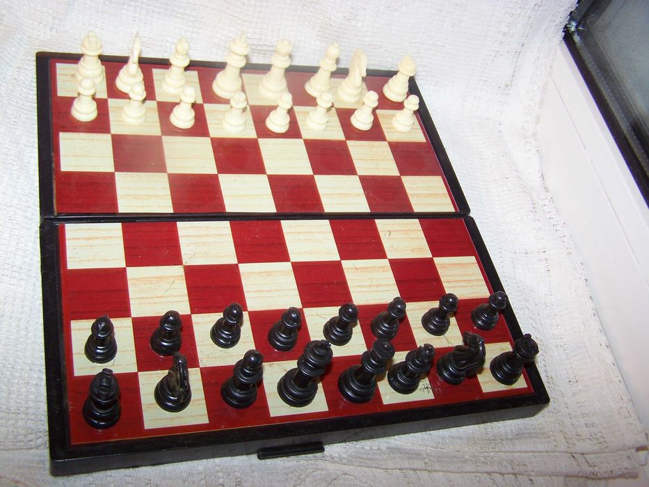 Магнитные шахматы и  деревянная шахматная доска