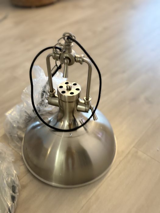 Lampa wisząca w industrialnym stylu