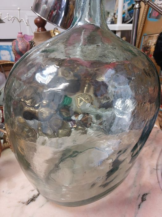 Garrafão de vidro antigo, frequentemente referido como "Dame Jeanne"