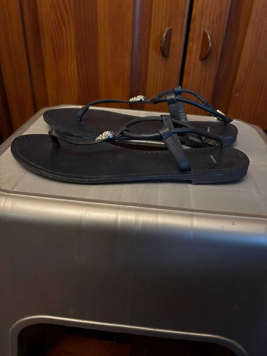 Sandálias Rasas Parfois Pretas c/ Concha Prateada - Tam 37