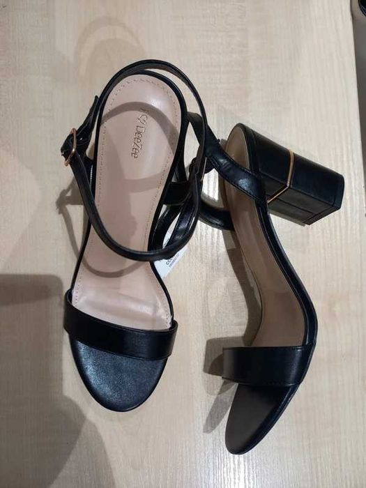 Eleganckie klasyczne sandały na obcasie