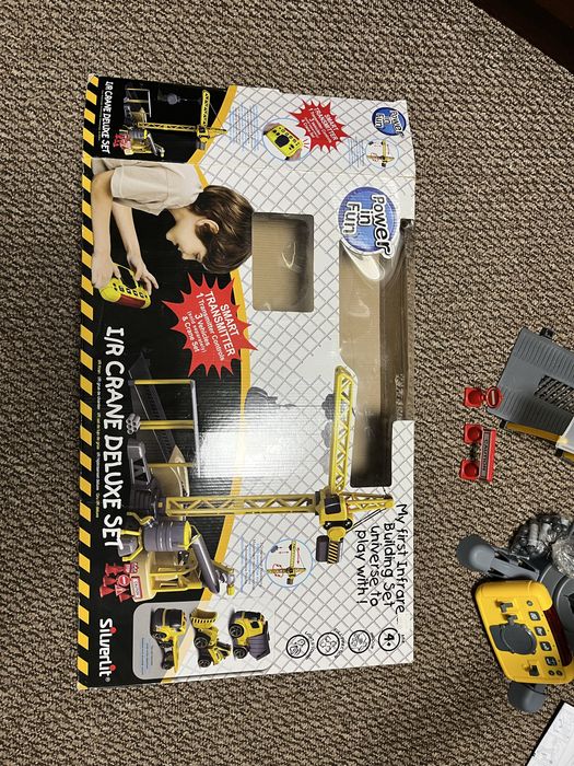 Підйомний кран на пульті будівельний