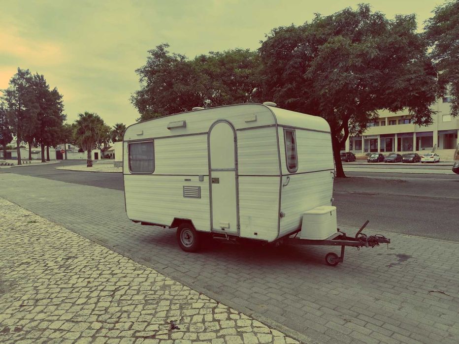 Caravana com Documentos, WC e conduzível com carta de ligeiro.
