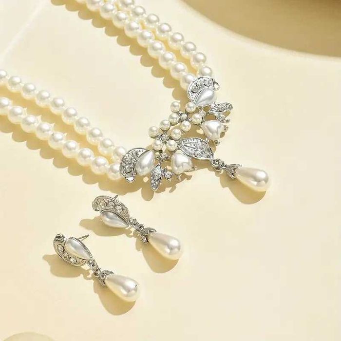 Conjunto elegante "Floral e Lágrima". Novo.