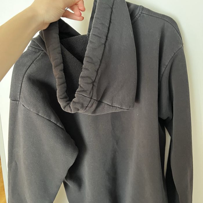 czarna zwykła bluza z kapturem kangurka