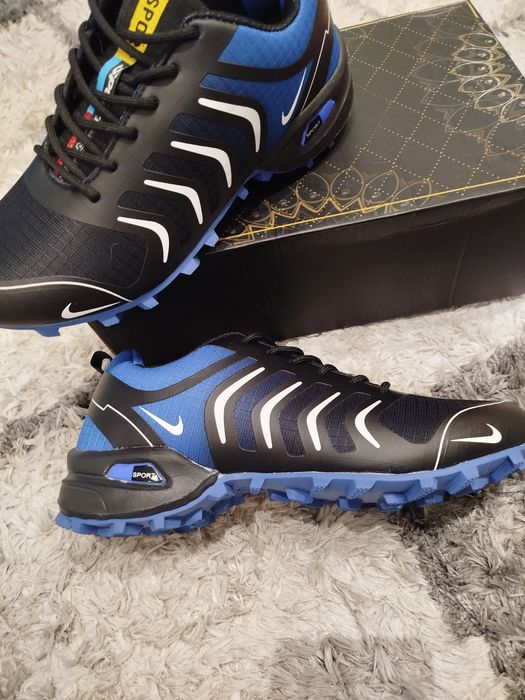 Nowe sportowe buty męskie.