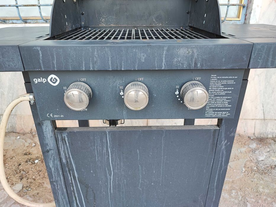 Churrasco a gás, com rodas e muito pratico