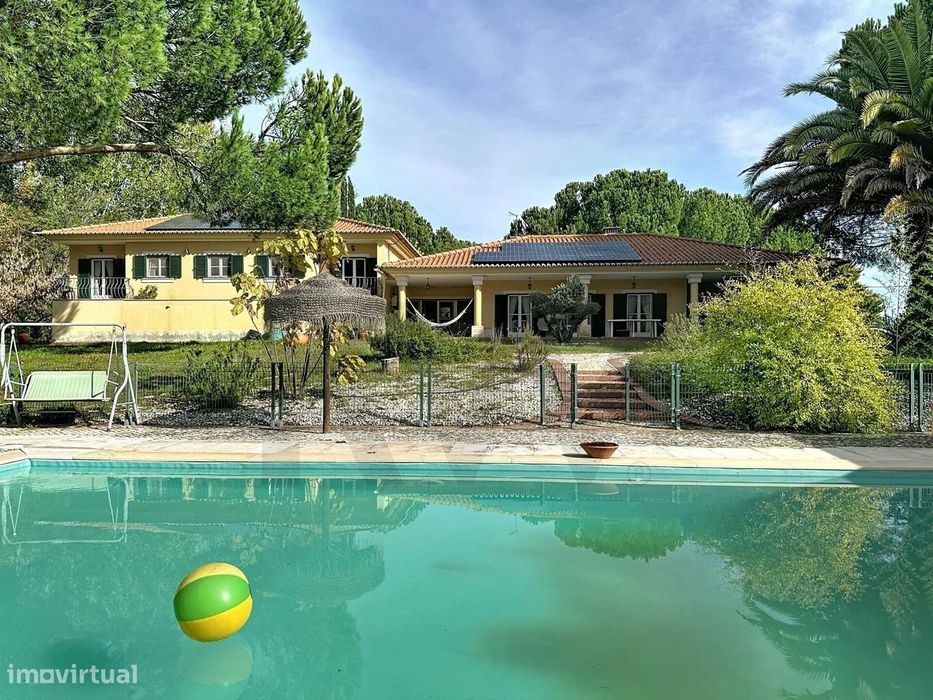 Moradia Exclusiva T4 com Piscina e Terreno Espaçoso na Herdade do Zamb