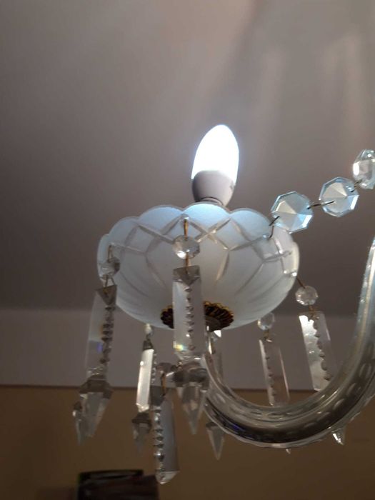 Candeeiro de cristal e porcelana com mais de 80 anos