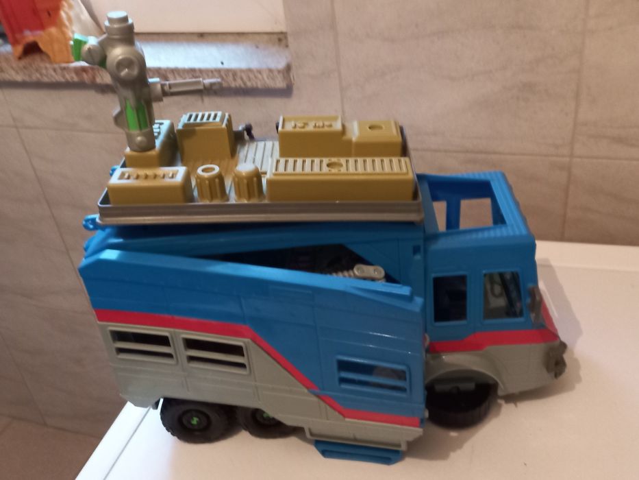 Brinquedo - carrinha do Ben 10