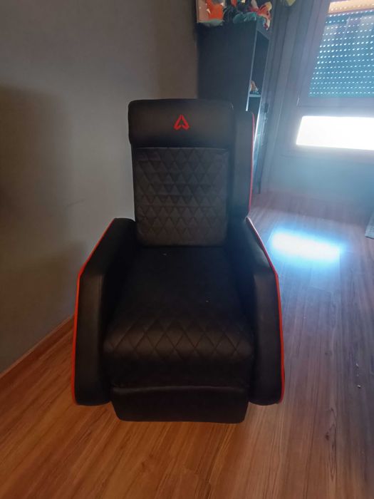 Cadeirão Gaming com suporte para pés, em preto e vermelho