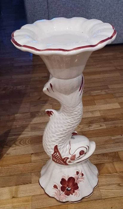 Stand de peixe rosa e branco
