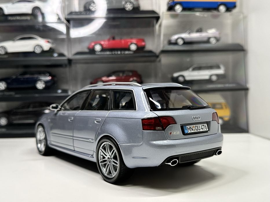 AUDI RS4 ミニカー モデルカー 1/18 1:18 MINICHAMPS AUDI RS4