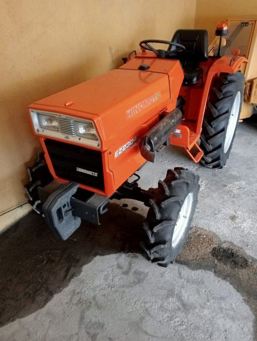 Trator hinomoto 25 cavalos direção assistida e caixa sincronizada