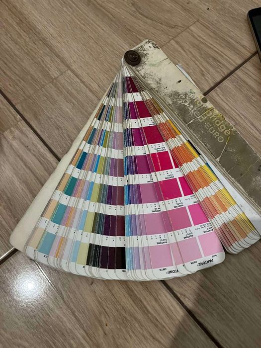 Продам віяло Pantone