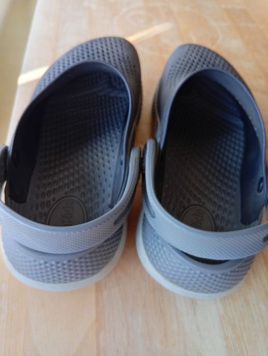 Crocs literide pretas e cinzentas