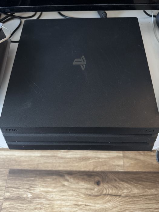 PS4 Pro 1TB + 2 gry